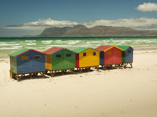 Obraz na płótnie Canvas The beach of Muizenberg with its tiny colored huts