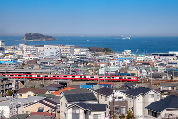 東京湾と京浜急行堀ノ内駅付近