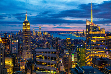 ニューヨーク・エンパイアステートビルの摩天楼と夜景