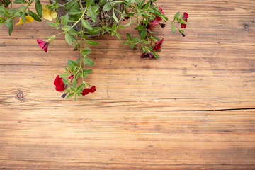 Holztisch mit Blumen