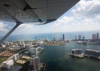 Fototapeta na wymiar miami. florida state. Miami under the wing of the aircraftю Atlantic coast