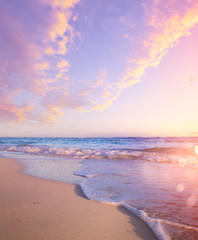 Sommerstrand-Hintergrund - schöner Sand und Meer und Sonnenlicht
