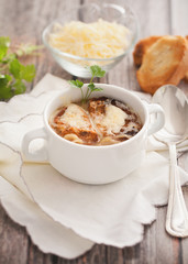Sopa de cebolla con pan tostado y queso