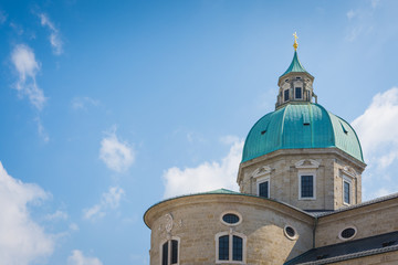 Dom in Salzburg an einem sonnigen Tag mit Wolken