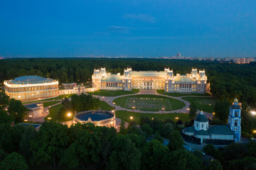 Fototapeta premium palace in the evening with city on horizon