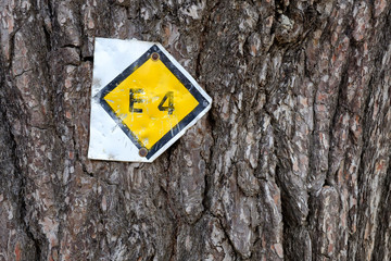 Naklejka premium Route marker for the E4 long distance hiking trail in Crete