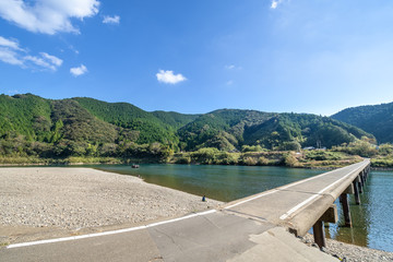 三里沈下橋の風景