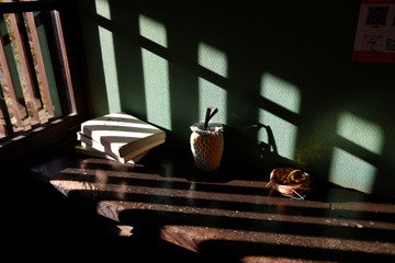 光に照らされる小間物