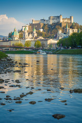 Fototapeta premium Miasto Salzburg w Austrii w słoneczny dzień