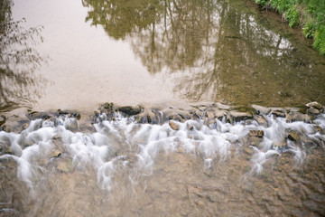Obraz na płótnie Canvas Wasser fließt über Steine in einem Fluss