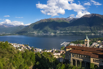 Fototapeta na wymiar Blick auf den Lago Maggiore und Madonna del Sasso von Orselina, Locarno, Tessin, Schweiz