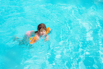Obraz na płótnie Canvas magnique enfant jouant dans la piscine