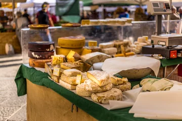 Foto op Canvas Een reeks typische Italiaanse voedselproducten op een bank bij de markt, Florence © Luca Bruno