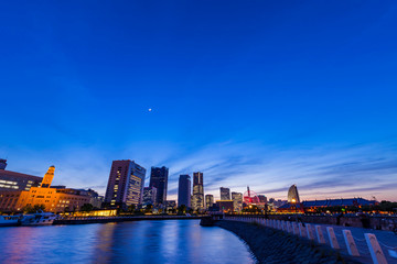 Fototapeta premium 象の鼻パークと横浜みなとみらいの夜景
