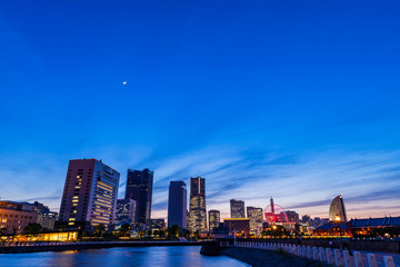 Naklejka premium 象の鼻パークと横浜みなとみらいの夜景