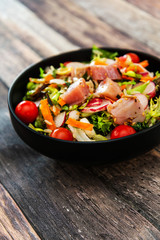 salad crude in melance of beans, kitchen of smoked tuna and sauce wasabi and cincemere