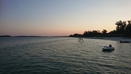 Naklejka premium Fishing boats on beach at sunset