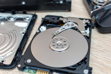Obraz premium old broken hard disk drives composition in a repair recovery service