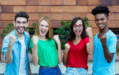 Gruppenfoto mit jubelnden internationalen Jugendlichen
