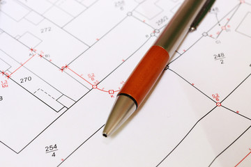 St&auml;dtischer Bebauungsplan auf einem Schreibtisch