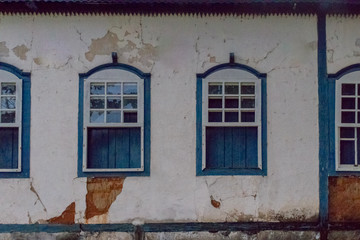 Fototapeta na wymiar Large colonial house, white walls with blue windows and blue wooden beams, goias