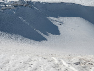 Obraz premium ombre lunghe sulla neve al tramonto