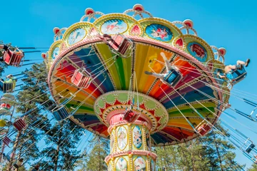 Papier Peint photo autocollant Parc dattractions Kouvola, Finlande - 18 mai 2019 : Ride Swing Carousel en mouvement dans le parc d& 39 attractions Tykkimaki