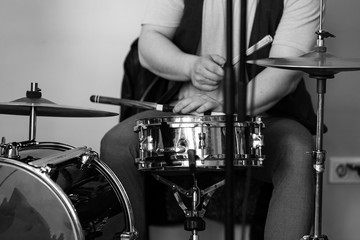 Fototapeta na wymiar Drummer plays snare drum