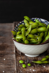 Frische gruene Edamame