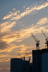 夕暮れの建設現場