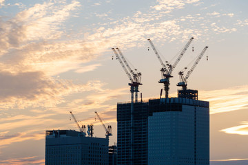 夕暮れの建設現場