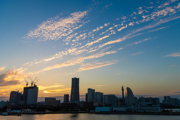 Fototapeta premium 夕暮れの横浜みなとみらい 大さん橋から