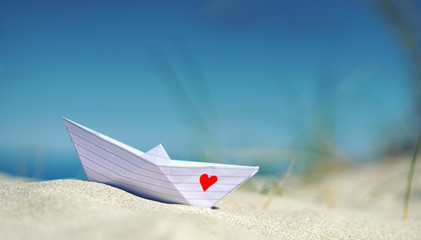 Papierboot in den Dünen am Strand