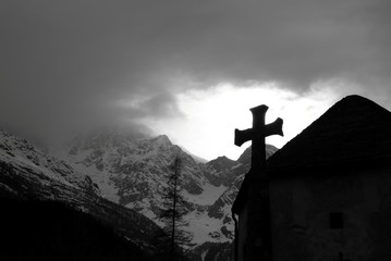 Croce celtica con Monte rosa sullo sfondo in bianco e nero