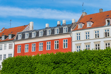Obraz premium Scenic summer view of the ancient classic colorful houses with blue sky in Copenhagen, Denmark