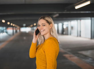 junge Frau telefoniert mit smartphone