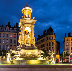 Fototapeta premium Fontaine de la place des Jacobins la nuit à Lyon dans le Rhône, France