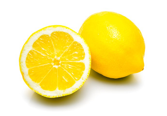 Zitrone und Zitronenscheibei soliert  auf weißem hintergrund