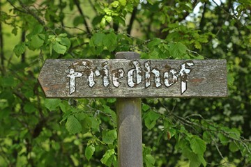 Hinweisschild Friedhof