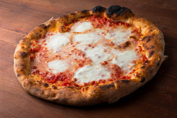 Pizza con mozzarella di bufala campana
