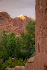 Montagne au couch&eacute; du soleil
