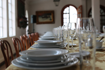 platos vasos y copas sobre mesa