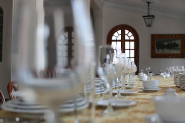 copa de vino sobre mesa
