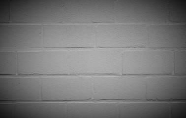 Weiße Steinwand, Ziegel Wand mit dunkler Vignette als Hintergrund und Gestaltung für Schrifttafeln und Kollagen. Ziegelsteine einer Wand.