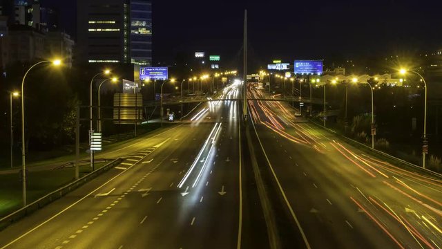 time lapse de avenida de ciudad durante la noche con varios carriles y senderos de luz de los coches