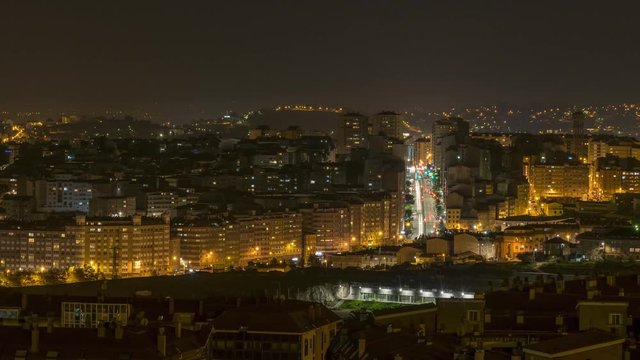 time lapse de ciudad con senderos de luz en las carreteras y luces apag&aacute;ndose y encendi&eacute;ndose en los edificios
