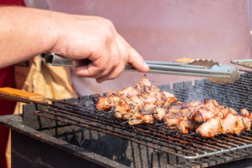  A popular food for people who like to eat. Meat on skewers is roasted on a fire