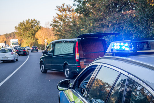 Bestattungswagen und Polizeiwagen