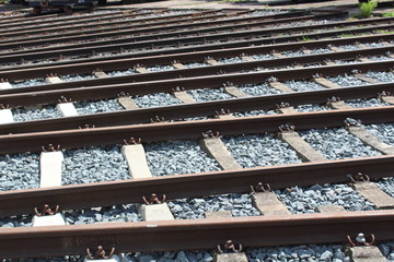 Bahnschienen in einem Stellwerk