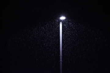 Naklejka premium A lamp in the rainy night 